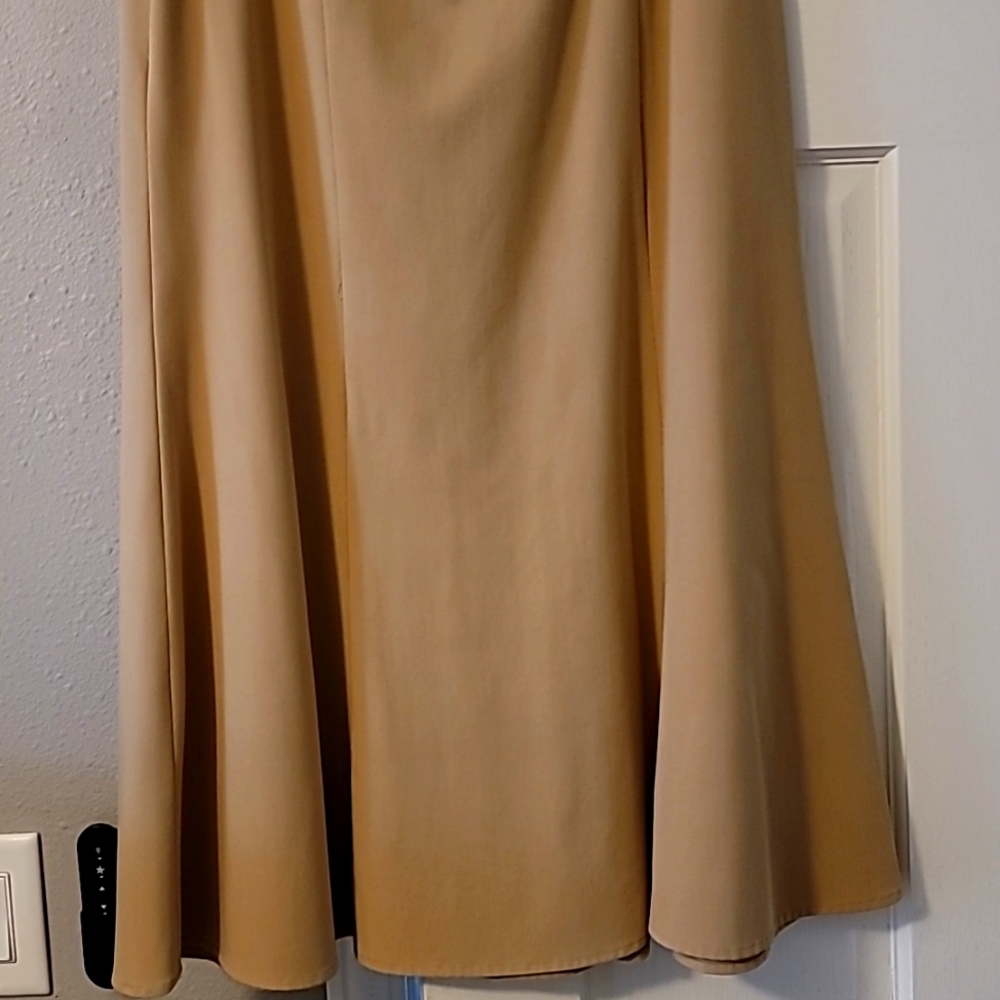 Flowing tan skirt, zip up in the back